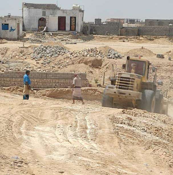 فرع هيئة الاراضي تواصل إزالة المباني المخالفة في المهرة