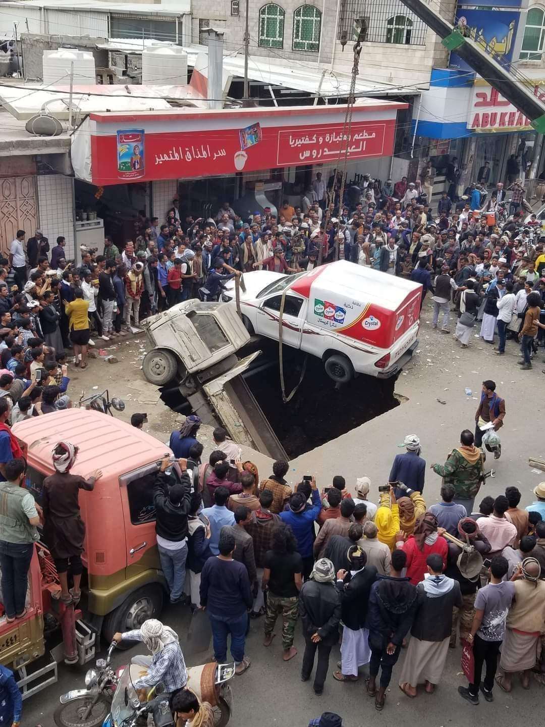 بالصور .. حفرة غريبة بصنعاء تلتهم السيارات في واقعة هي الأولى من نوعها بالصور .. حفرة غريبة بصنعاء تلتهم السيارات في واقعة هي الأولى من نوعها