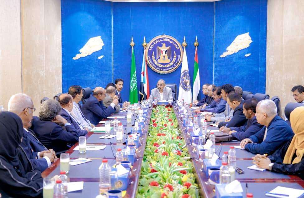 الزُبيدي يترأس اجتماعاً مشتركاً للإدارة العامة للشؤون الخارجية ولجنة العلاقات الخارجية بالجمعية الوطنية