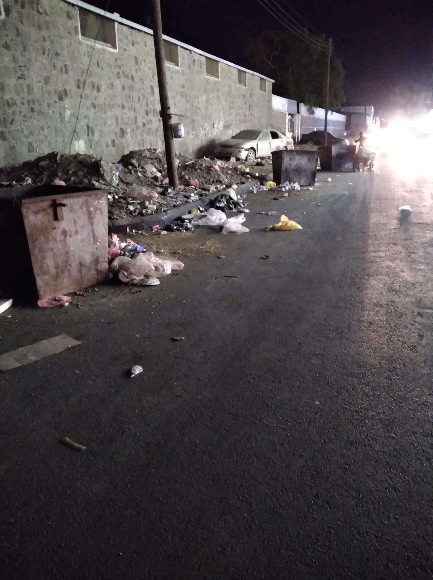 إستياء واسع بسبب رمي القمامة بشارع رئيسي في عدن(صورة)