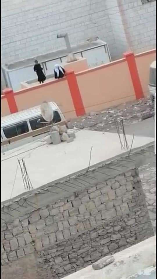 بالصور.. فتيات يقفزون من فوق سور مدرسة بعدن