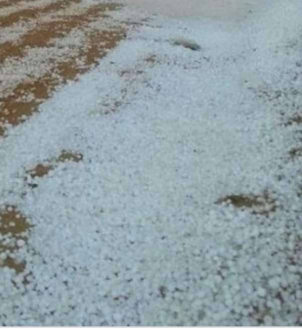 تساقط البرد بكثافة على يافع(صورة) تساقط البرد بكثافة على يافع(صورة)