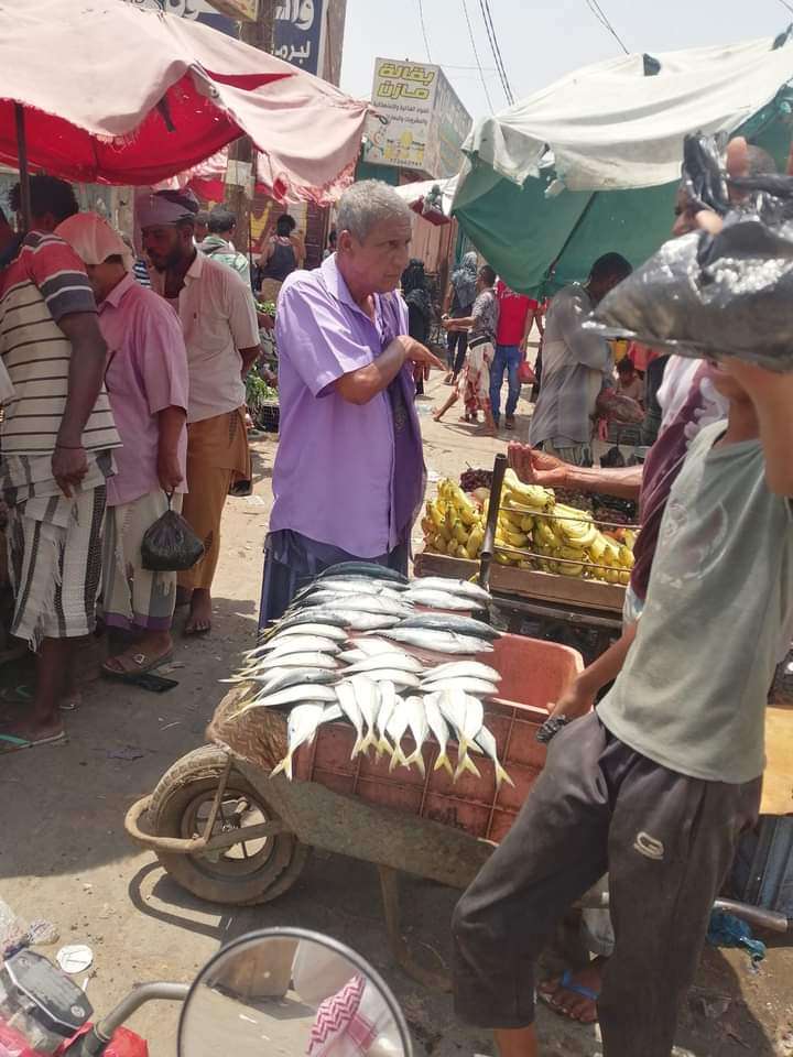 مواطنون يشكون عدم تنظيم وقوف الباعة المتجولين في لحج