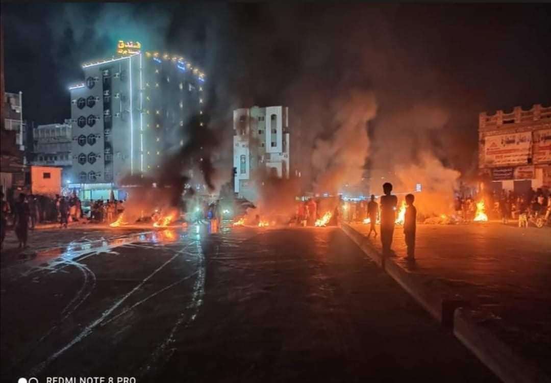 عاجل :استمرار انتفاضة المكلا ضد التدهور المعيشي والمطالبة برحيل محافظ حضرموت