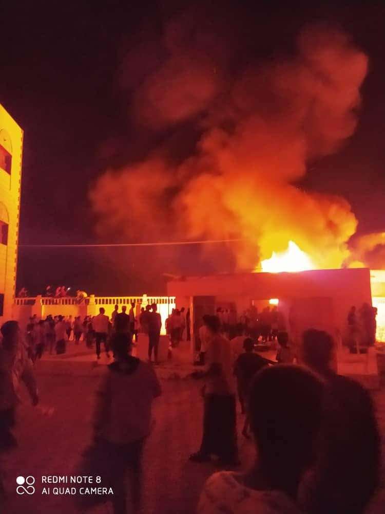 عاجل :الاحتجاجات الشعبية المطالبة برحيل البحسني تتوسع واحراق ثانوية في المكلا(صورة) عاجل :الاحتجاجات الشعبية المطالبة برحيل البحسني تتوسع واحراق ثانوية في المكلا(صورة)