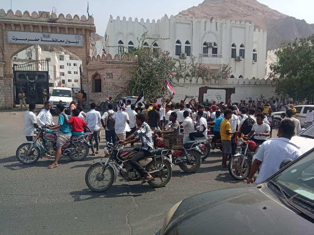 ناشطون:المجلس الانتقالي اراد ان يركب ثورة حضرموت مثل ماركب الاصلاح ثورة الشباب ب٢٠١١م الا انه فشل