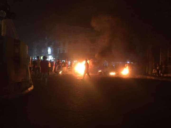 عاجل : قوة أمنية تباشر بفتح طرقات في عدن