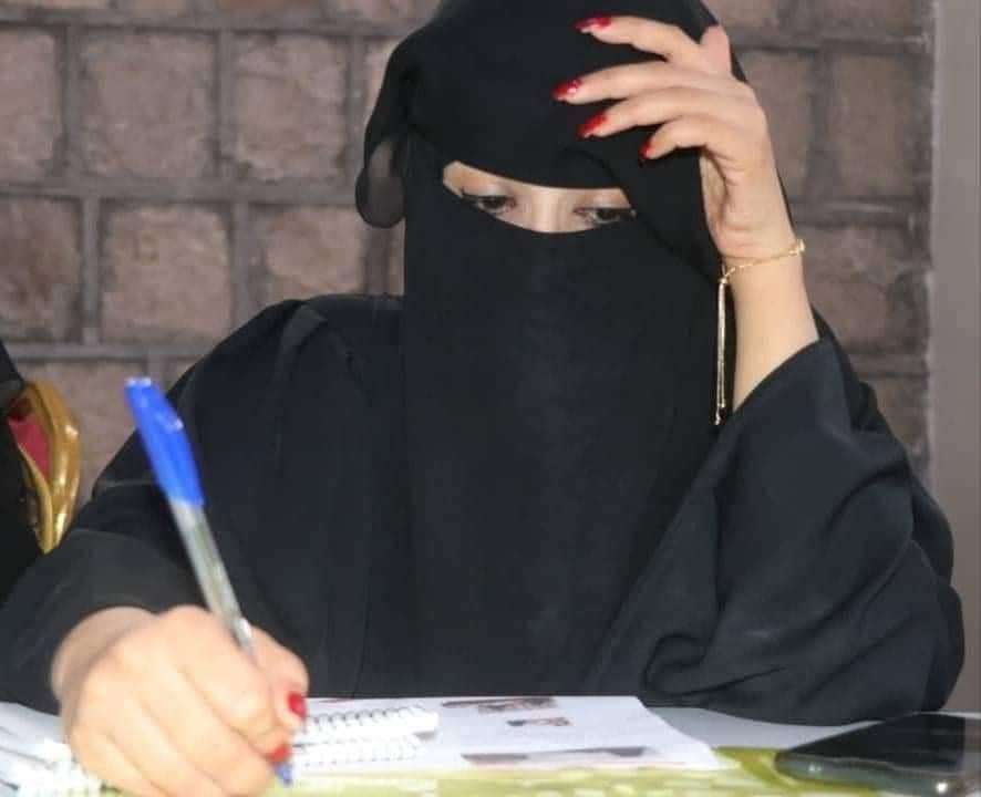 لاول مرة تحدث.. قوة عسكرية تقتحم منزل ناشطة بمأرب وتعتقلها