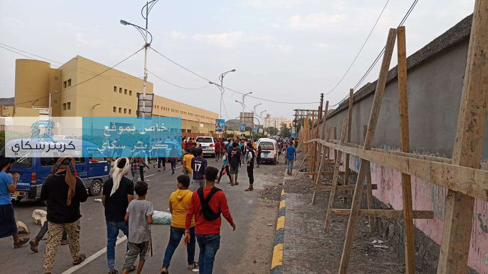 عاجل :اغلاق الطريق المؤدي الى قصر معاشيق وسط اطلاق نار(صورة)
