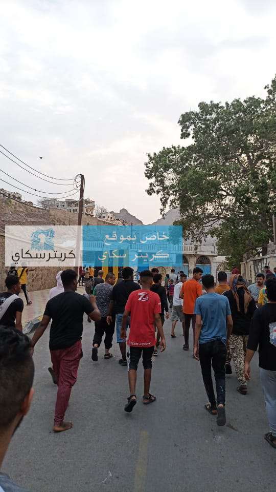 عاجل :محتجون غاضبون يدخلون قصر معاشيق بكريتر(صور+فيديو) عاجل :محتجون غاضبون يدخلون قصر معاشيق بكريتر(صور+فيديو)