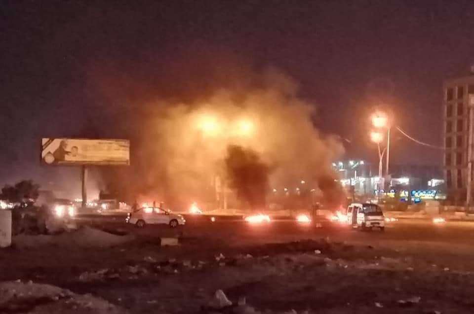 عاجل : قطع طرق رئيسية بالمنصورة وسط إحتجاجات شعبية واسعة