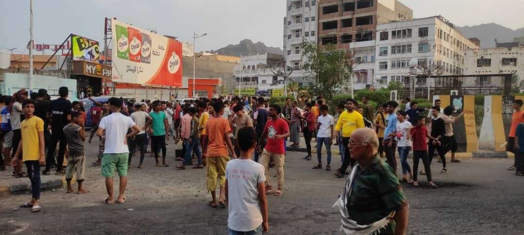 عاجل:اغلاق المحلات التجارية بكريتر وسط التزام المواطنين البقاء في منازلهم وسماع اطلاق نار عاجل:اغلاق المحلات التجارية بكريتر وسط التزام المواطنين البقاء في منازلهم وسماع اطلاق نار