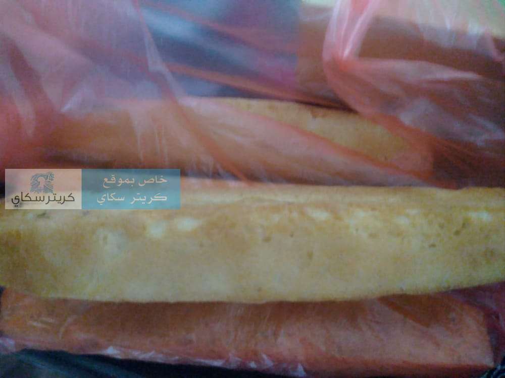 مواطنون بعدن يشكون من تخفيض وزن الروتي(صور)