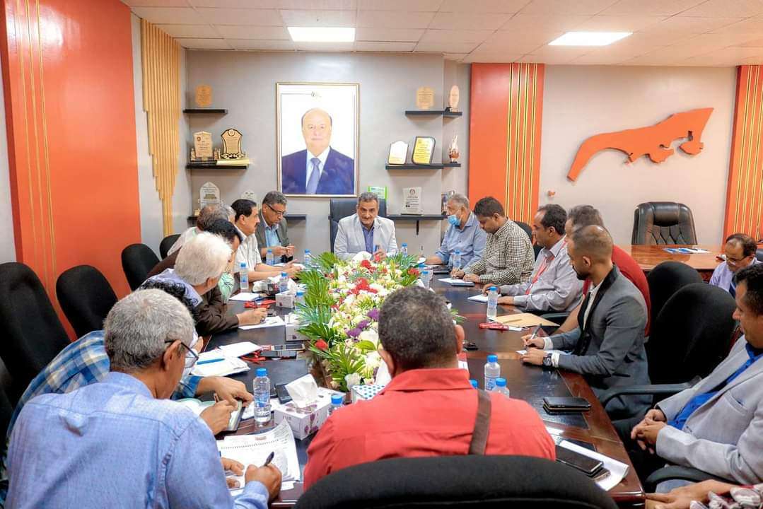 محافظ عدن يطالب باسماء المتخلفين عن سداد استهلاك الكهرباء