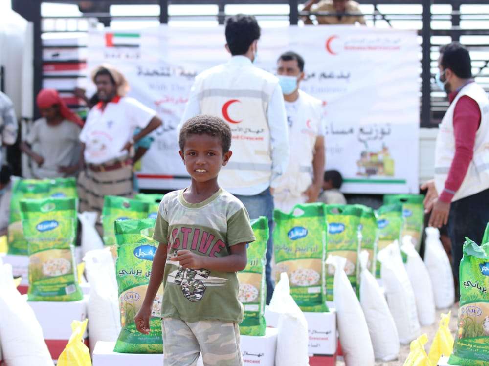 هيئة الهلال الأحمر الإماراتي توزع أكثر من 1300 سلة غذائية على أهالي محافظتي حضرموت وشبوة