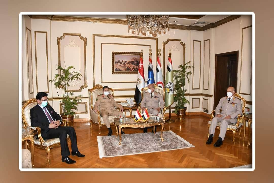 وزير الدفاع يلتقي نظيره المصري ويثمن المواقف المصرية الداعمة لليمن