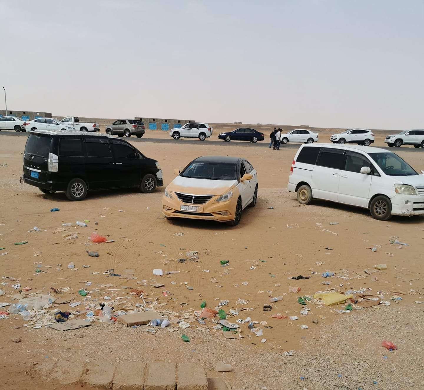 دعوات بشراء كراتين مياه للعالقين اليمنيين في منفذ الوديعة الحدودي