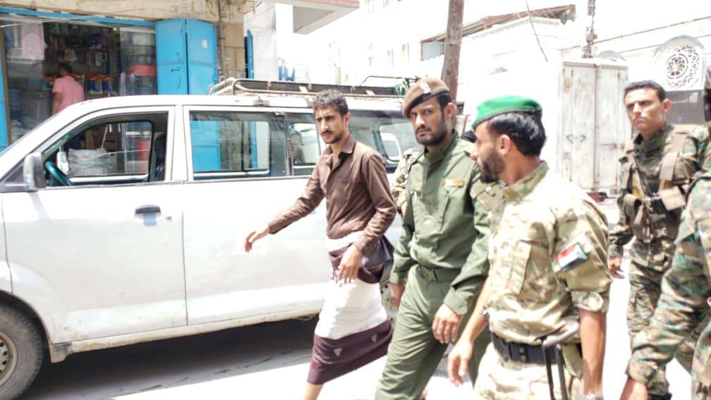 بالصور.. قائد الحزام الامني ونائبه يطوفون شوارع الشيخ عثمان سيرا على الاقدام ويتلمسون احوال المواطنين