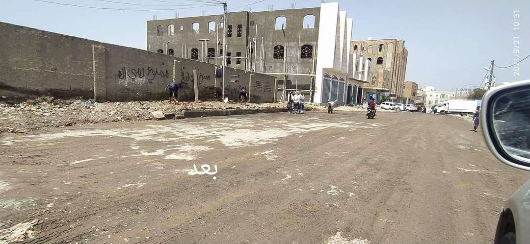 فاعل خير يتكفل برفع أكوام القمامة المتراكمة في مديرية القاهرة بتعز