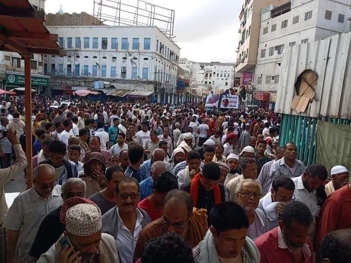 يحدث الان.. الالاف يشيعون جثمان شاب قتل برصاص الامن في المكلا(صور)