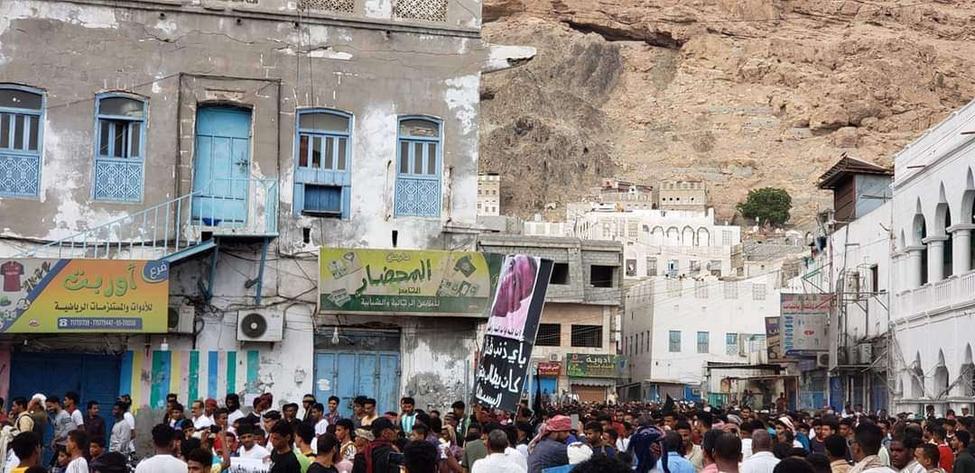عاجل:الالاف يتجهون نحو قصر البحسني في المكلا ويطالبون برحيله(صور)