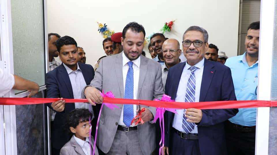 وزير التربية يدشن العمل بأجهزة الصفائح بالكمبيوتر (CTP) بالمكلا
