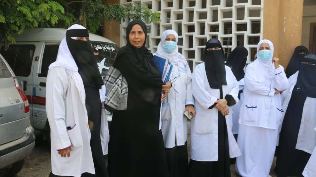 وقفة احتجاجية لمنتسبي مستشفى الحمهورية بعدن ضد تردي الأوضاع