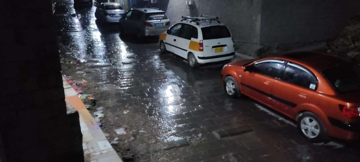 هكذا تبدو عدن قبل قليل جراء امطار خفيفة (صور اولية ) هكذا تبدو عدن قبل قليل جراء امطار خفيفة (صور اولية )
