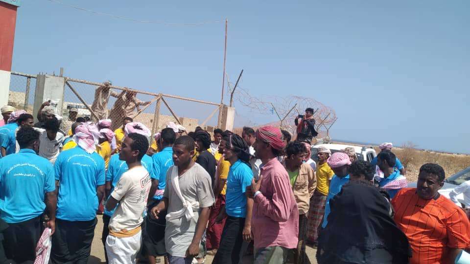 &rlm;انصار المجلس الانتقالي يتظاهرون بمحيط مطار سقطرى لهذا السبب!