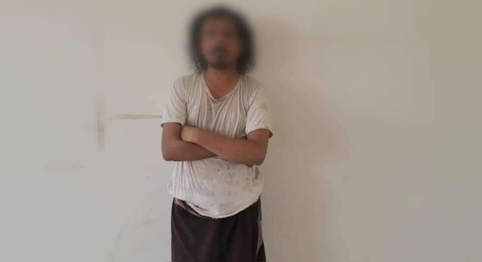 الحزام الأمني بعدن يضبط شخص ويلاحق آخر متورطين بسرقة باص في الشيخ عثمان