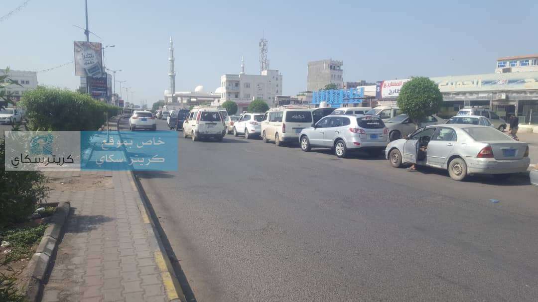 بالصور .. أزمة مشتقات نفطية خانقة في عدن