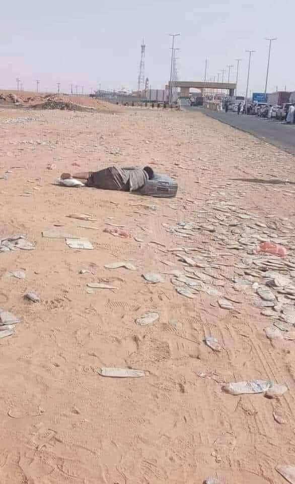 صورة مؤثرة.. لمواطن يمني في منفذ الوديعة الحدودي