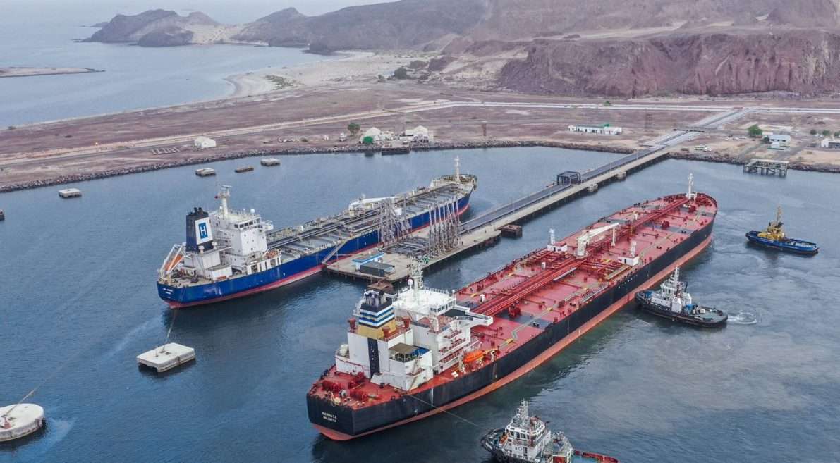الاحتفال بمناسبة وصول باخرة الديزل يتسبب بغرق عدن بالظلام الدامس