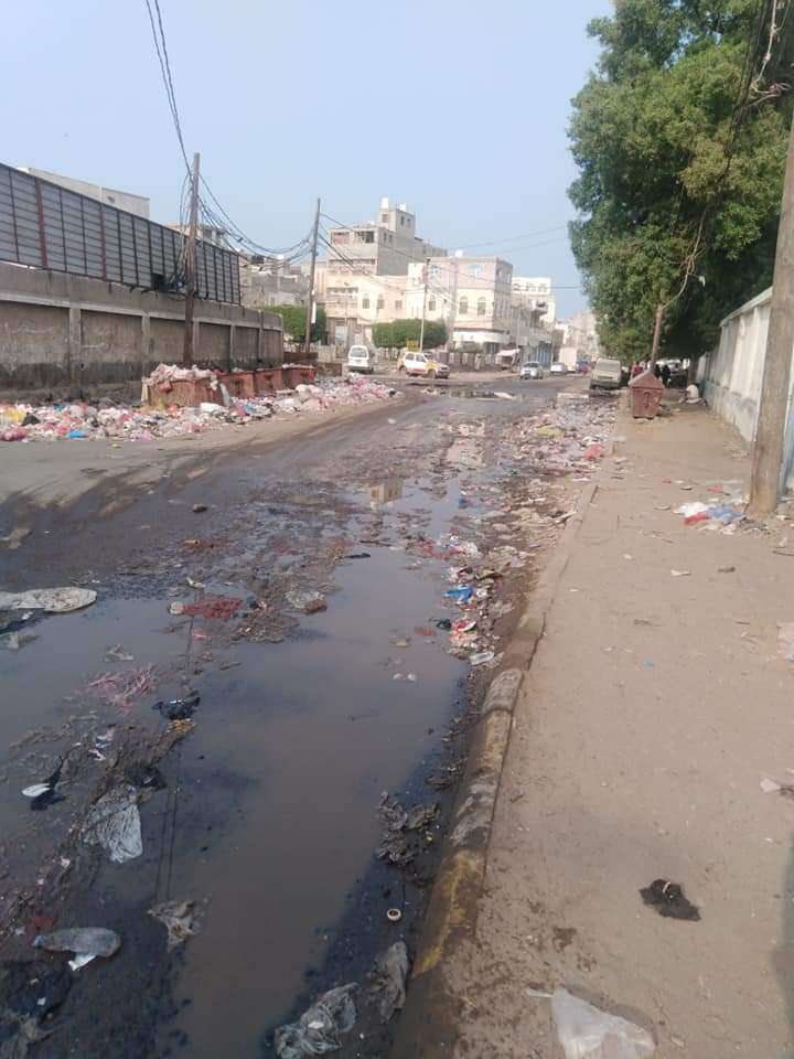 بالصور .. طفح مياه الصرف الصحي في إحدى شوارع الحديدة والأهالي يناشدون بالصور .. طفح مياه الصرف الصحي في إحدى شوارع الحديدة والأهالي يناشدون