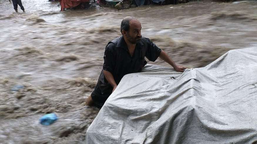 عضو بنقابة الصحفيين اليمنيين يعرض حياته للخطر من أجل إنقاذ بسطة خضروات(تفاصيل القصة) عضو بنقابة الصحفيين اليمنيين يعرض حياته للخطر من أجل إنقاذ بسطة خضروات(تفاصيل القصة)