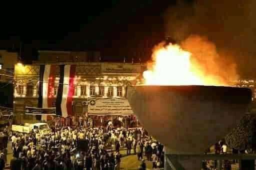 هذا ما يحدث الآن وسط ميدان التحرير بالعاصمة صنعاء(صورة )! هذا ما يحدث الآن وسط ميدان التحرير بالعاصمة صنعاء(صورة )!