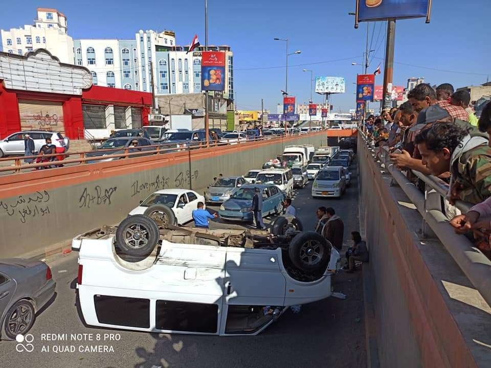 بالصور .. حادث سير غريب وسط العاصمة صنعاء بالصور .. حادث سير غريب وسط العاصمة صنعاء
