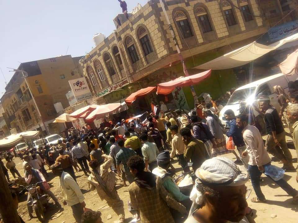 بالصور .. مظاهرات و عصيان مدني بمديرية التربة محافظة تعز