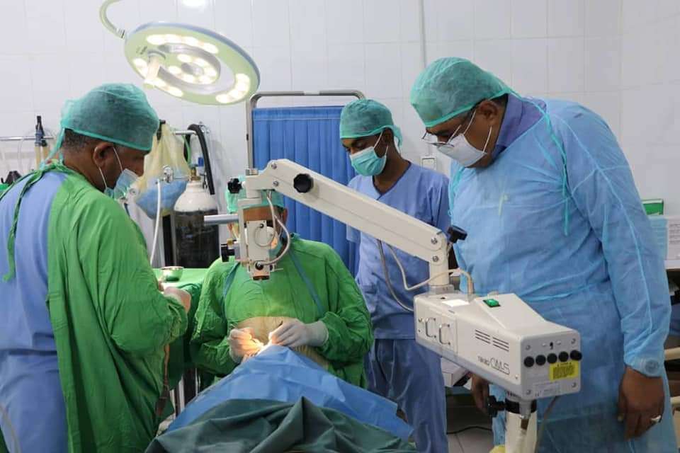 مدير عام مديرية وادي العين وحورة الأستاذ سالم بن عبادين يقوم بزيارة تفقدية لمخيم جراحة العيون بمستشفى بابكر الخيري مدير عام مديرية وادي العين وحورة الأستاذ سالم بن عبادين يقوم بزيارة تفقدية لمخيم جراحة العيون بمستشفى بابكر الخيري