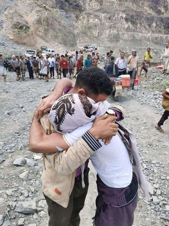 شاهد اول صورة تحبس الانفاس لحظة تبادل الاسرى بين الشرعية والحوثيين شاهد اول صورة تحبس الانفاس لحظة تبادل الاسرى بين الشرعية والحوثيين