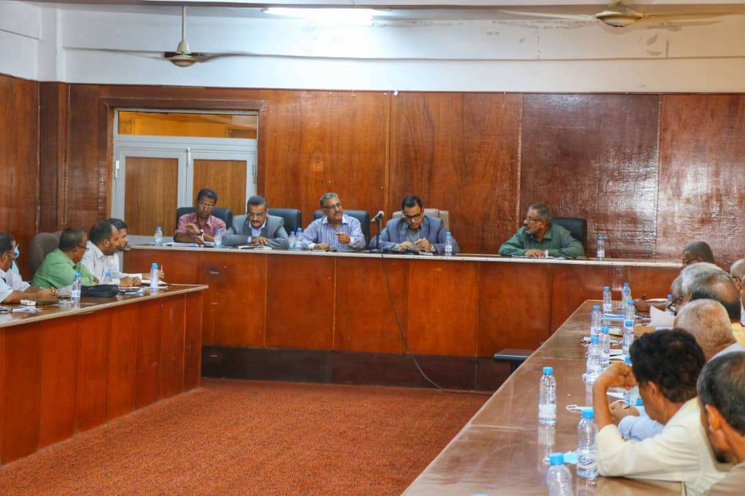 الوزير السقطري يناقش سير عمل القطاعات الزراعية والسمكية بديوان الوزارة الوزير السقطري يناقش سير عمل القطاعات الزراعية والسمكية بديوان الوزارة