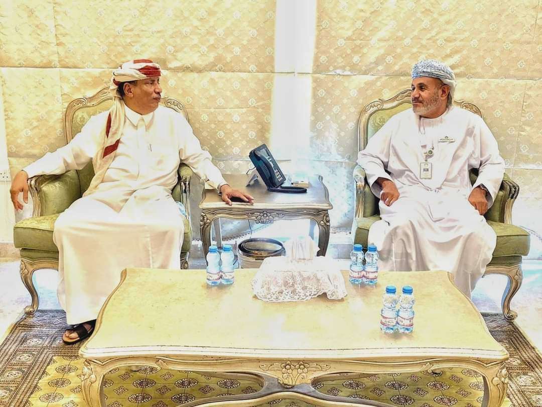 محافظ المهرة بن ياسر يشيد بالجهود التنموية والإنسانية للهيئة العمانية للأعمال الخيرية محافظ المهرة بن ياسر يشيد بالجهود التنموية والإنسانية للهيئة العمانية للأعمال الخيرية