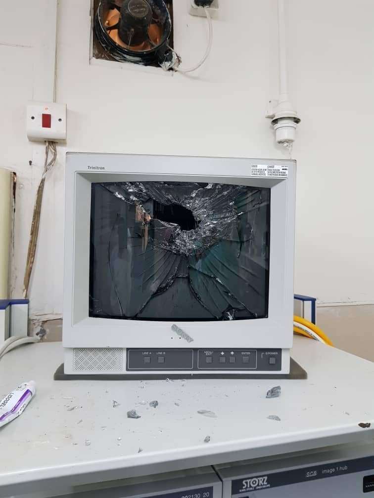 بالصور.. مواطن يتلف اجهزة مستشفى بعدن ويكبدها خسائر ب١٧٣ الف دولار لسبب غريب بالصور.. مواطن يتلف اجهزة مستشفى بعدن ويكبدها خسائر ب١٧٣ الف دولار لسبب غريب