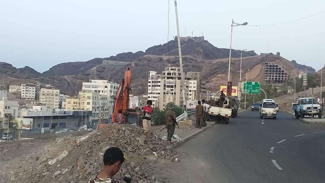 شاهد أول صورة لإيقاف عملية البسط بمقبرة تاريخية بعدن شاهد أول صورة لإيقاف عملية البسط بمقبرة تاريخية بعدن