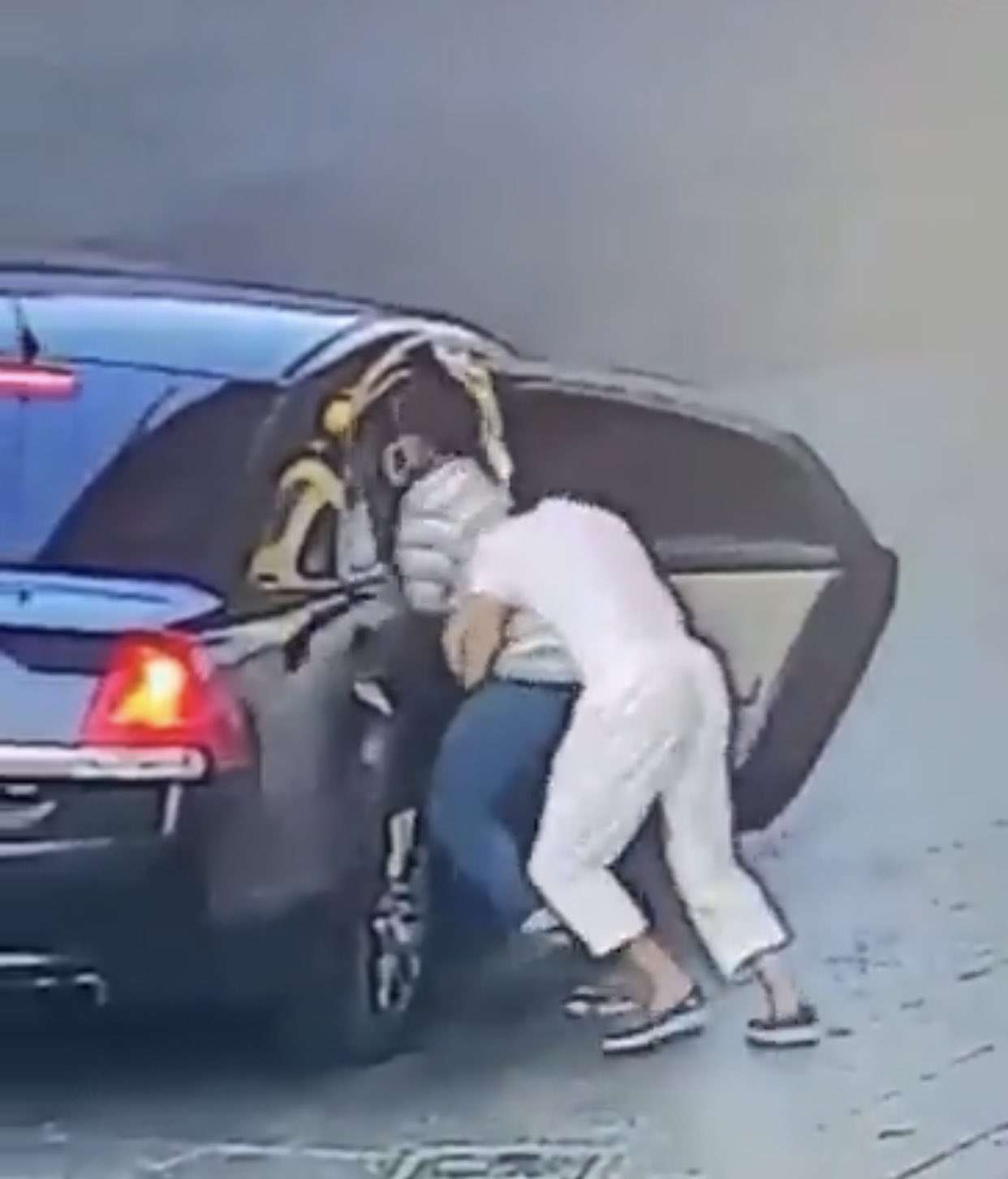 شاهد.. فيديو اختطاف عامل وقود في دولة خليجية والشرطة تضرب بقوة شاهد.. فيديو اختطاف عامل وقود في دولة خليجية والشرطة تضرب بقوة