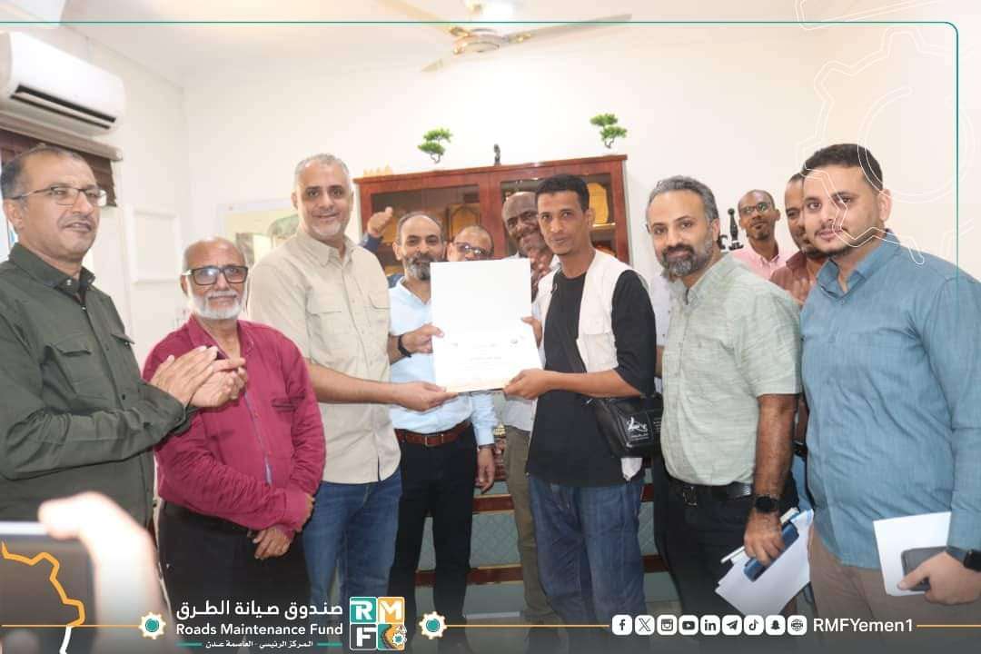 رئيس مجلس إدارة صندوق صيانة الطرق والجسور يكرم الشاب حسن المارمي رئيس مجلس إدارة صندوق صيانة الطرق والجسور يكرم الشاب حسن المارمي