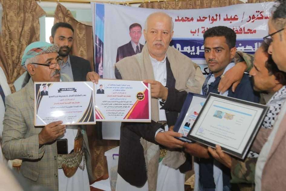 فيما تم تسليمه مبلغ ثلاثة مليون المحافظ صلاح يكرم الشاب الأمين سفيان
