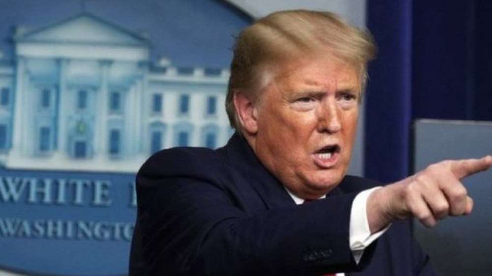الرئيس الأمريكي يعلن إصابته وزوجته بفيروس كورونا بعد إصابة مساعدته