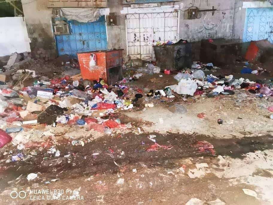 مناشدات لإنقاذ مديرية الشيخ عثمان من أكوام القمامة المتكدسة(صور)