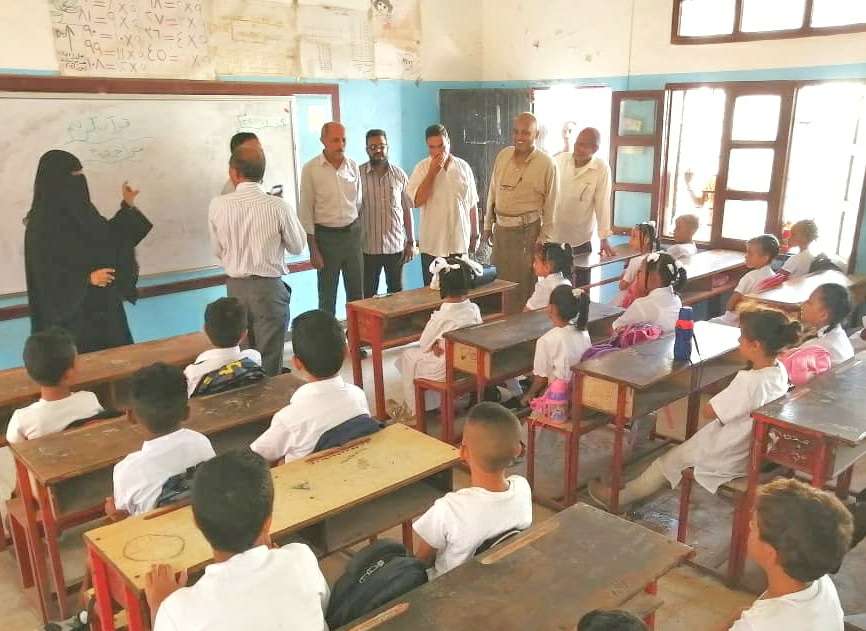 عدن.. مدير صيرة يدشن العام الدراسي في ثانويات المديرية